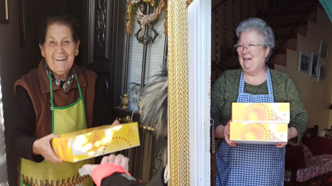 Dos vecinas de Portalrubio de Guadamejud (Cuenca) recibiendo el roscón que les ha regalado el ayuntamiento. Dos vecinas de Portalrubio de Guadamejud (Cuenca) recibiendo el roscón que les ha regalado el ayuntamiento.