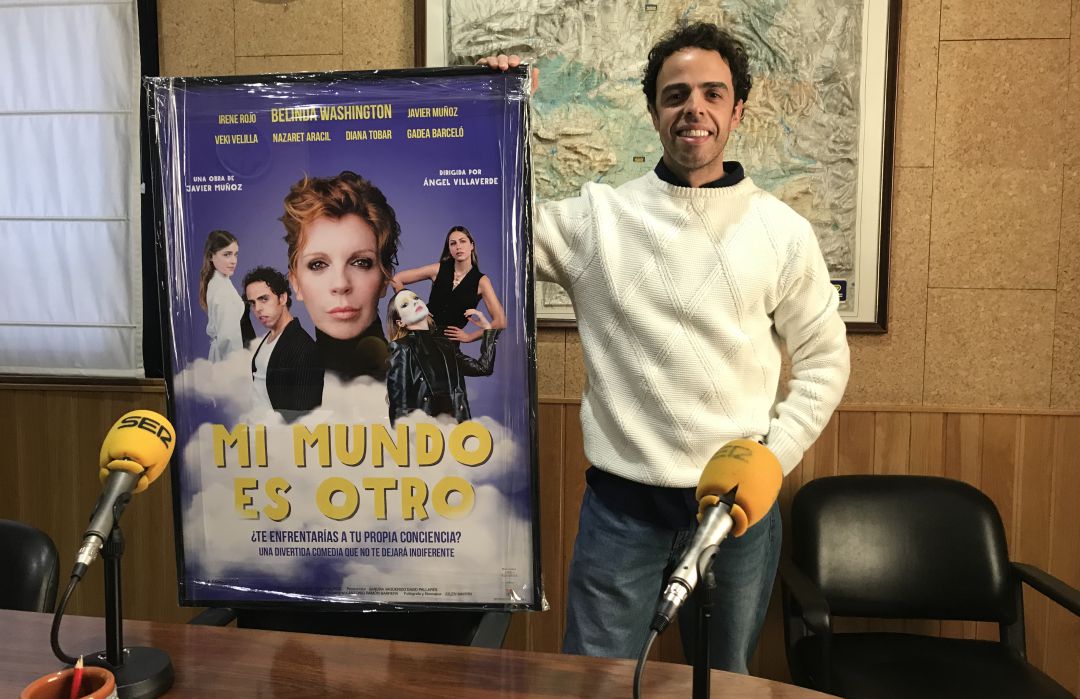 Javier Muñoz en los estudios de SER Cuenca con el cartel de la obra de teatro. Javier Muñoz en los estudios de SER Cuenca con el cartel de la obra de teatro.