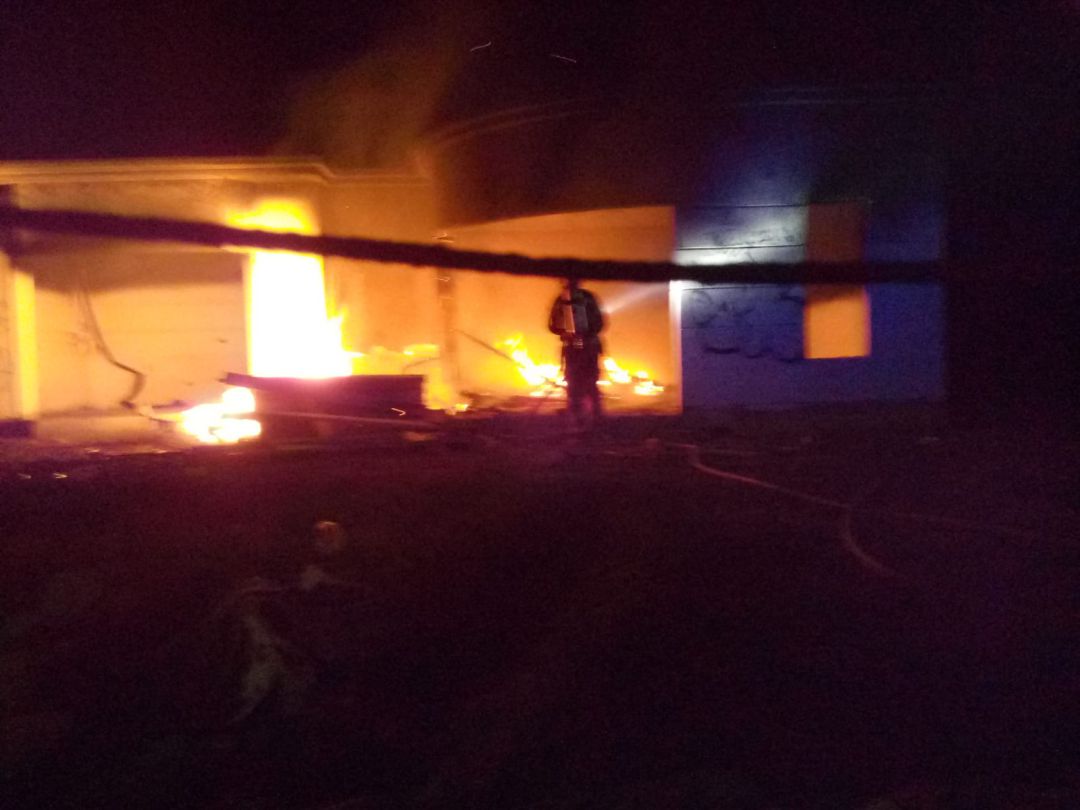 Los bomberos extinguiendo el incendio de Costa Teguise. Los bomberos extinguiendo el incendio de Costa Teguise.