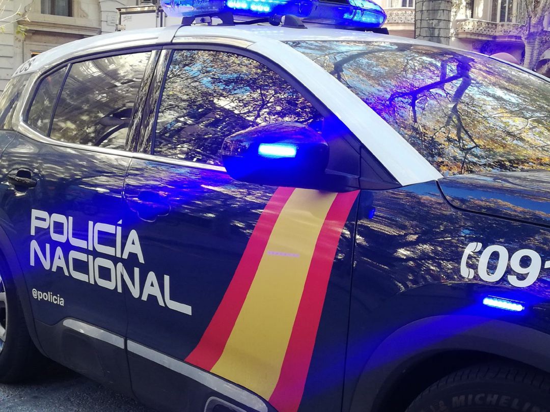 Un coche de la Policía Nacional en una imagen de archivo Un coche de la Policía Nacional en una imagen de archivo