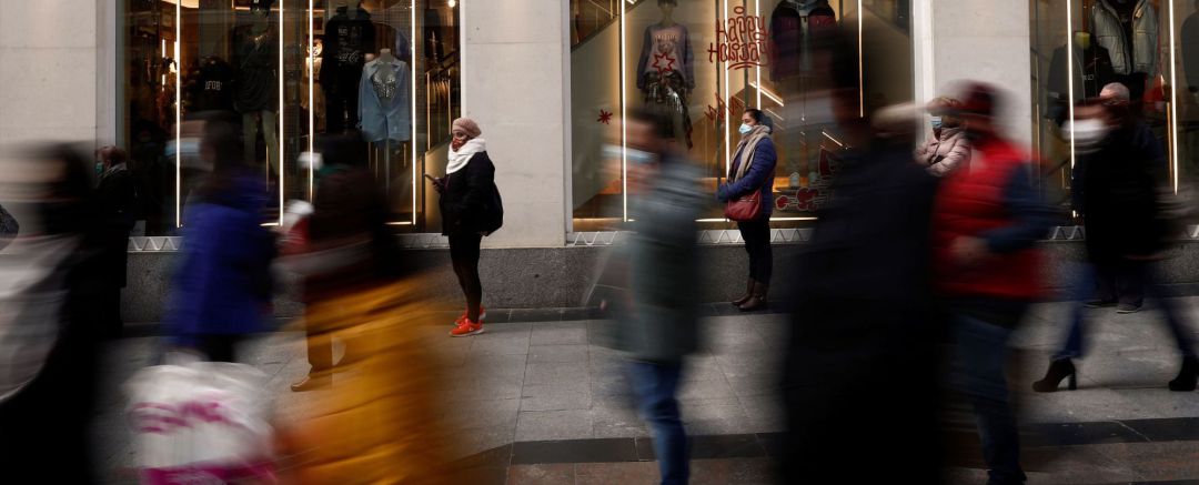 Viandantes pasean por el centro de Madrid, este lunes. Las restricciones y el parón económico originados por la pandemia de coronavirus pueden hacer que las de enero de 2021 sean las peores rebajas de la historia, superando incluso la campaña de 2013, cuando las ventas se redujeron un 25 %, según datos de la Confederación Española del Comercio (CEC). Viandantes pasean por el centro de Madrid, este lunes. Las restricciones y el parón económico originados por la pandemia de coronavirus pueden hacer que las de enero de 2021 sean las peores rebajas de la historia, superando incluso la campaña de 2013, cuando las ventas se redujeron un 25 %, según datos de la Confederación Española del Comercio (CEC).