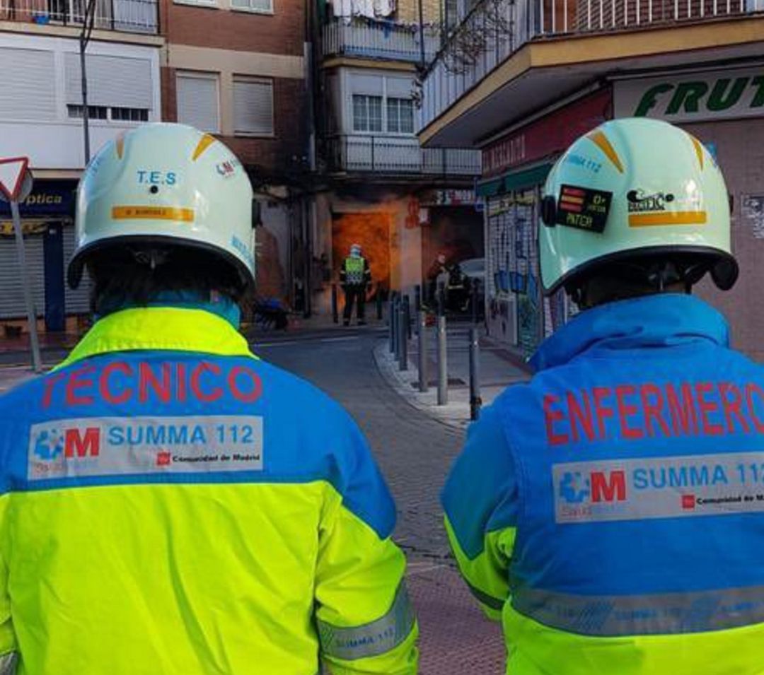 Imagen de la intervención en la calle Valdemoro de Getafe, con el fuego en el inmueble al fondo. Imagen de la intervención en la calle Valdemoro de Getafe, con el fuego en el inmueble al fondo.