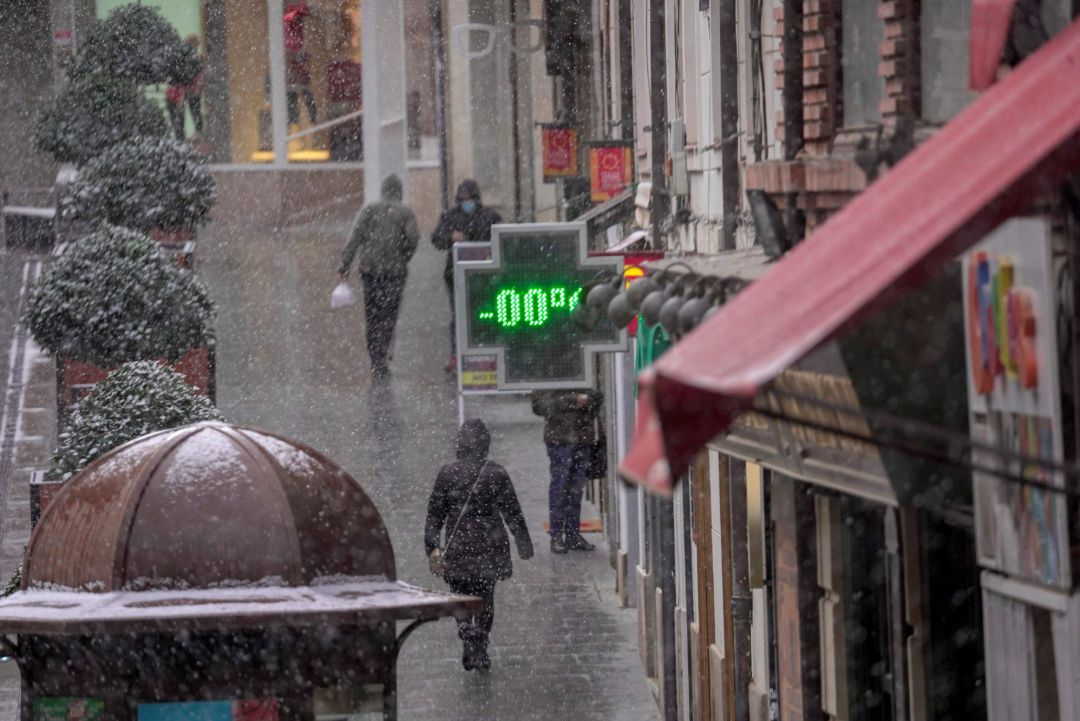 Vista de la nevada por las calles de Teruel que registra unas máximas de 4 grados y unas mínimas de -7. Vista de la nevada por las calles de Teruel que registra unas máximas de 4 grados y unas mínimas de -7.