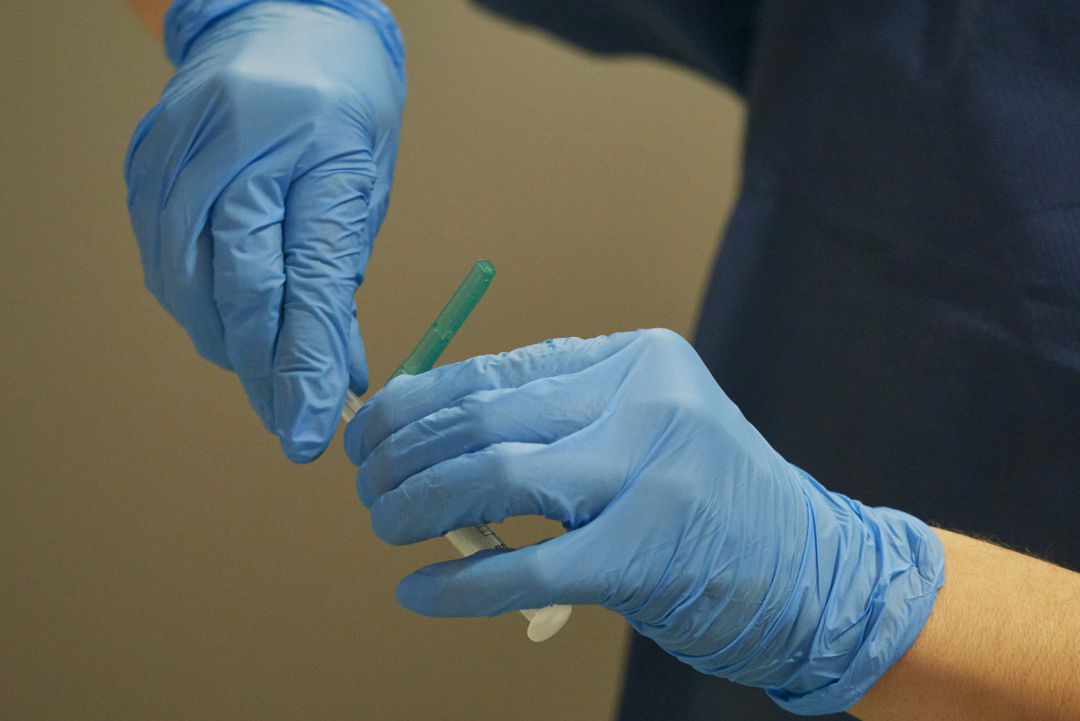Una trabajadora sanitaria manipula el material necesario para administrar la vacuna contra la COVID-19 Una trabajadora sanitaria manipula el material necesario para administrar la vacuna contra la COVID-19