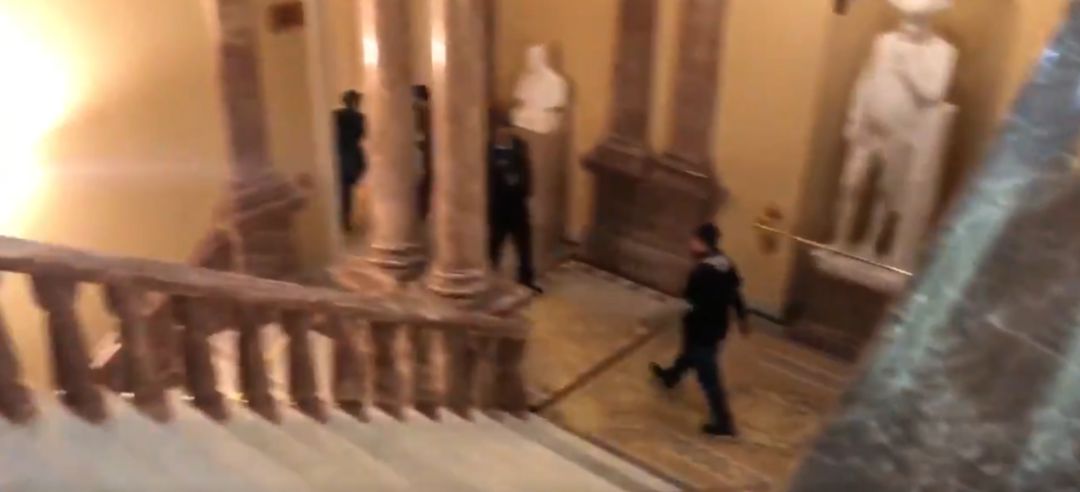 Los partidarios de Donald Trump irrumpen en el Capitolio saltándose varios cordones policiales Los partidarios de Donald Trump irrumpen en el Capitolio saltándose varios cordones policiales