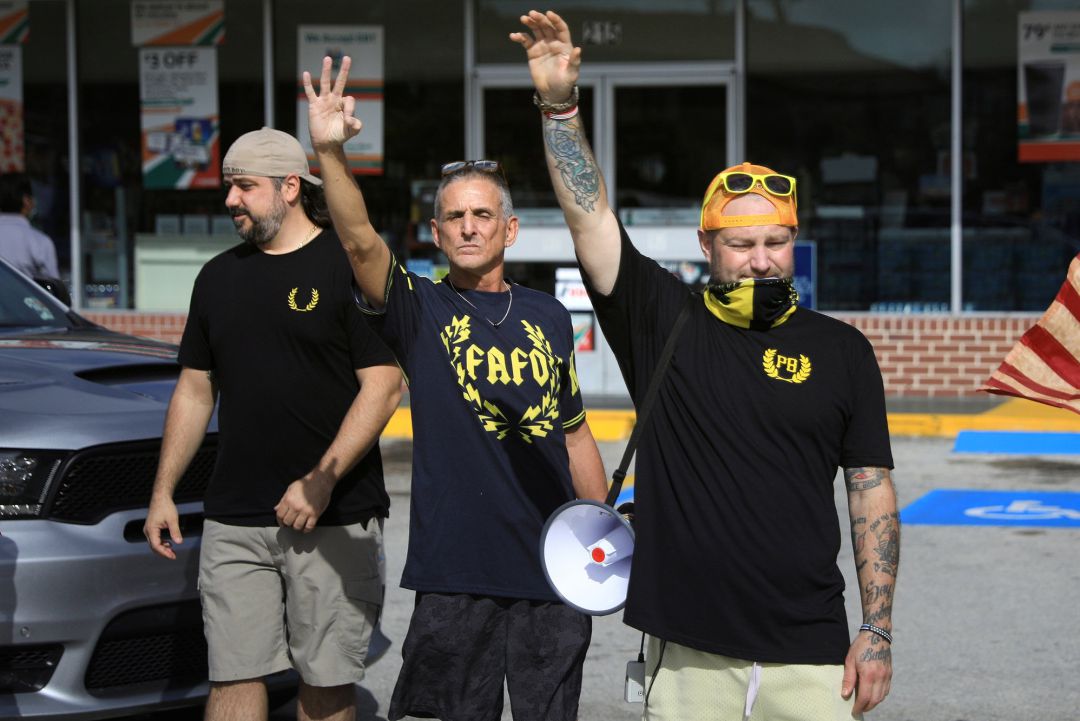 Miembros de los Proud Boys saludan a la comitiva presidencial en West Palm Beach (Florida), el pasado 31 de diciembre. Miembros de los Proud Boys saludan a la comitiva presidencial en West Palm Beach (Florida), el pasado 31 de diciembre.
