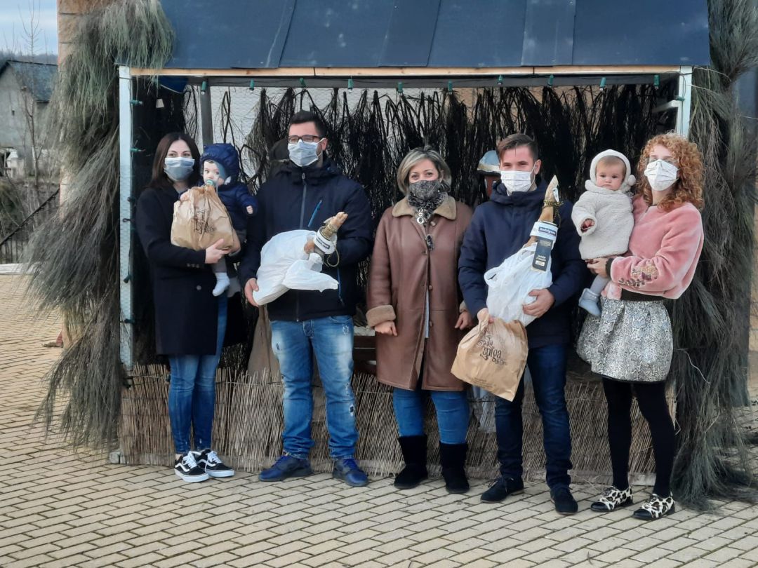 La presidenta de la Junta Vecinal, Noelia Alonso junto a los bebés Paola y Diego y sus progenitores La presidenta de la Junta Vecinal, Noelia Alonso junto a los bebés Paola y Diego y sus progenitores