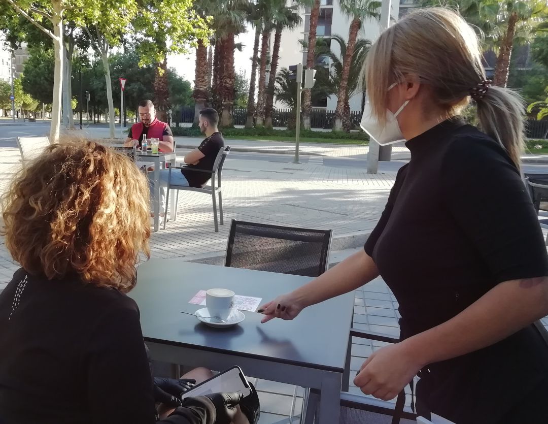 Las nuevas restricciones limitan a cuatro el número de personas que pueden sentarse juntas en las mesas de la hostelería Las nuevas restricciones limitan a cuatro el número de personas que pueden sentarse juntas en las mesas de la hostelería