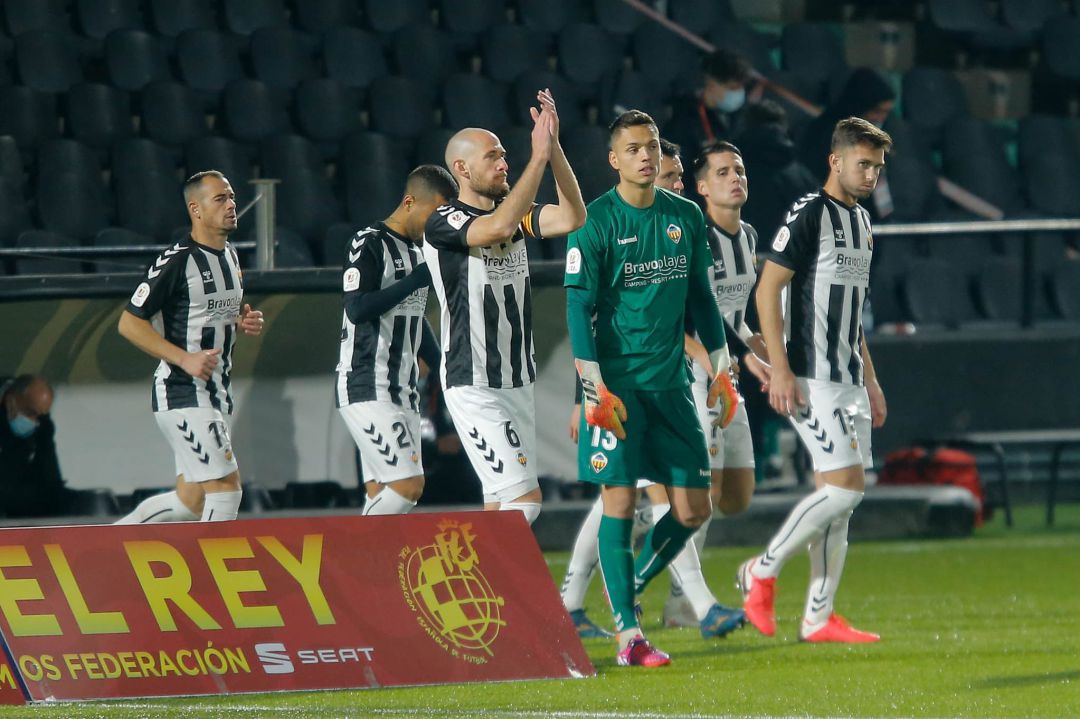Los jugadores del CD Castellón saludan al público en su salida al terreno de juego Los jugadores del CD Castellón saludan al público en su salida al terreno de juego