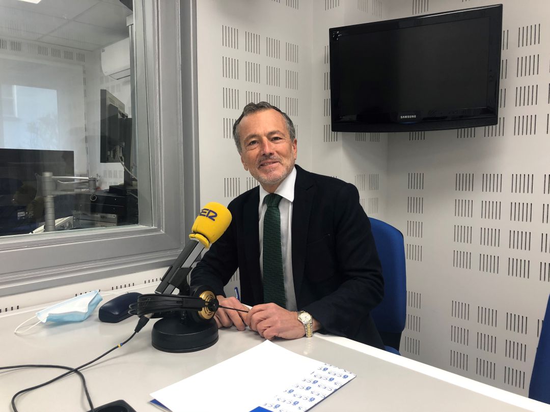 Agustín Hernández, presidente del CES, en los estudios de Radio Galicia Agustín Hernández, presidente del CES, en los estudios de Radio Galicia