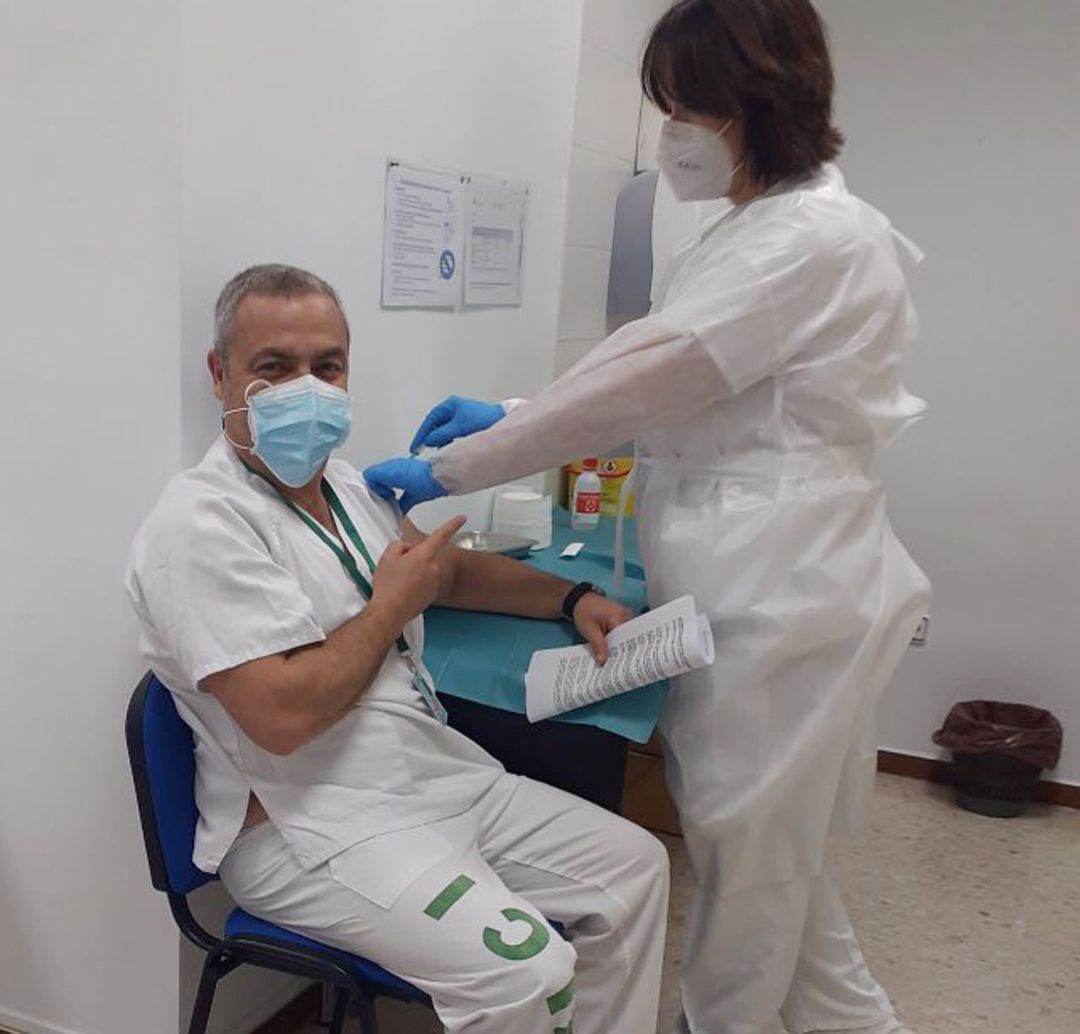 Vacunación contra la covid-19 del médico granadino José Miguel Pérez Villares, jefe de la UCI del hospital Virgen de las Nieves de Granada Vacunación contra la covid-19 del médico granadino José Miguel Pérez Villares, jefe de la UCI del hospital Virgen de las Nieves de Granada