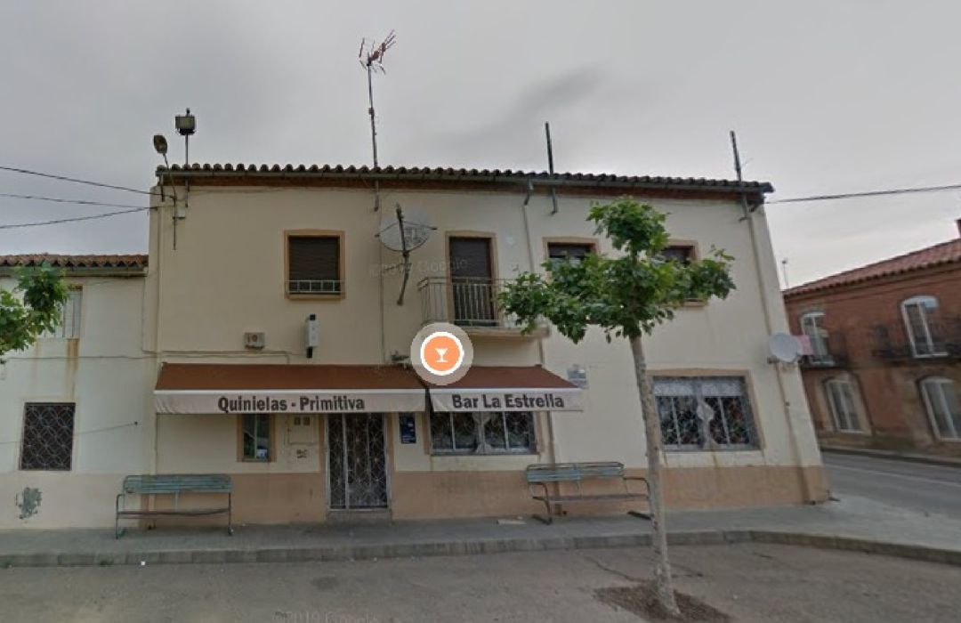 Bar La Estrella, en Santovenia del Esla, que ha vendido tanto parte del Gordo como del tercer premio. Bar La Estrella, en Santovenia del Esla, que ha vendido tanto parte del Gordo como del tercer premio.