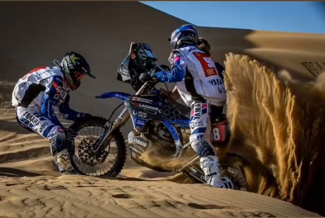Momento comprometido en una duna del Dakar Momento comprometido en una duna del Dakar