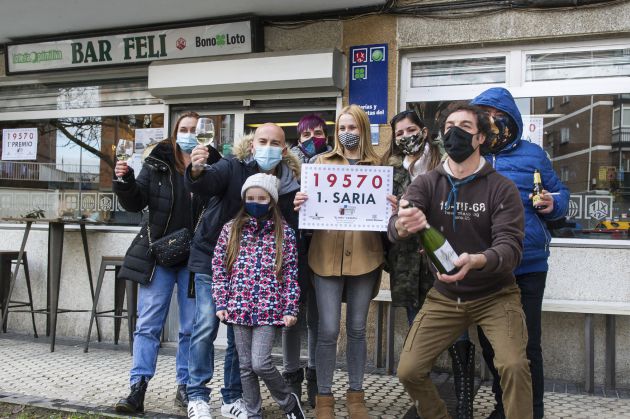 Familiares de Cristina González, la propietaria del bar y administración de loterías ubicado en el número 16 del Grupo Arriberri de San Sebastián, celebran que le haya tocado el ‘Gordo’ de la Lotería del Niño. Familiares de Cristina González, la propietaria del bar y administración de loterías ubicado en el número 16 del Grupo Arriberri de San Sebastián, celebran que le haya tocado el ‘Gordo’ de la Lotería del Niño.