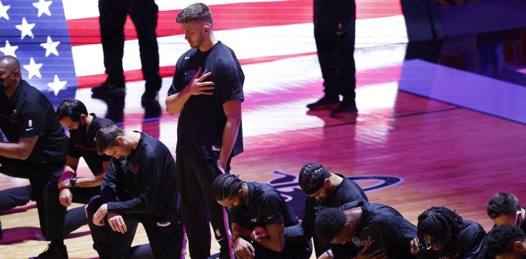 Meyers Leonard, durante el himno nacional de Estados Unidos Meyers Leonard, durante el himno nacional de Estados Unidos