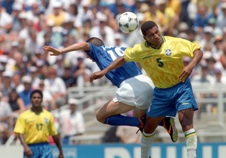 El centrocampista brasileño Mauro Silva en un duelo de cabeza con el delantero italiano Daniele Massaro en el Mundial de 1994. El centrocampista brasileño Mauro Silva en un duelo de cabeza con el delantero italiano Daniele Massaro en el Mundial de 1994.