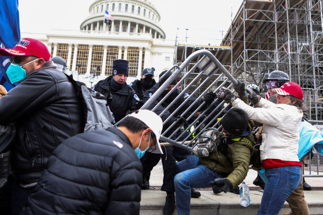 Enfrentamientos entre los manifestantes y la policía en los alrededores del Capitolio Enfrentamientos entre los manifestantes y la policía en los alrededores del Capitolio