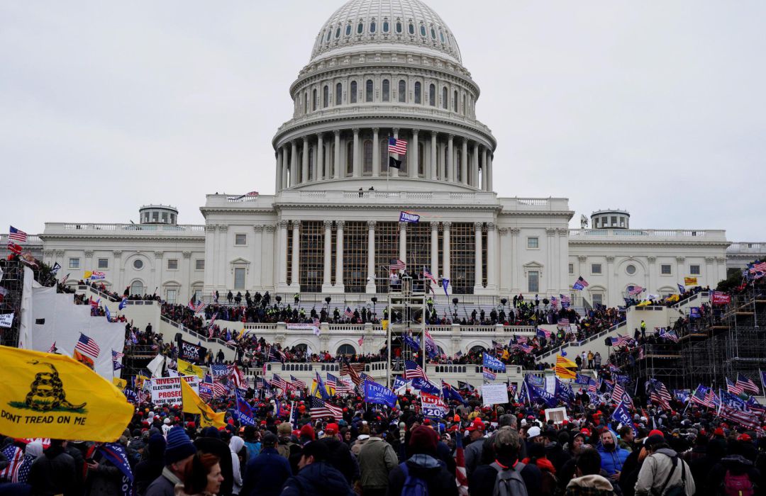 Seguidores de Donald Trump irrumpen durante unas protestas en los terrenos del Capitolio de los Estados Unidos hoy, en Washington (Estados Unidos). Seguidores de Donald Trump irrumpen durante unas protestas en los terrenos del Capitolio de los Estados Unidos hoy, en Washington (Estados Unidos).