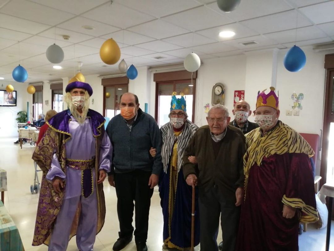 Los propios residentes han ejercido de Reyes Magos en estas atípicas Navidades Los propios residentes han ejercido de Reyes Magos en estas atípicas Navidades