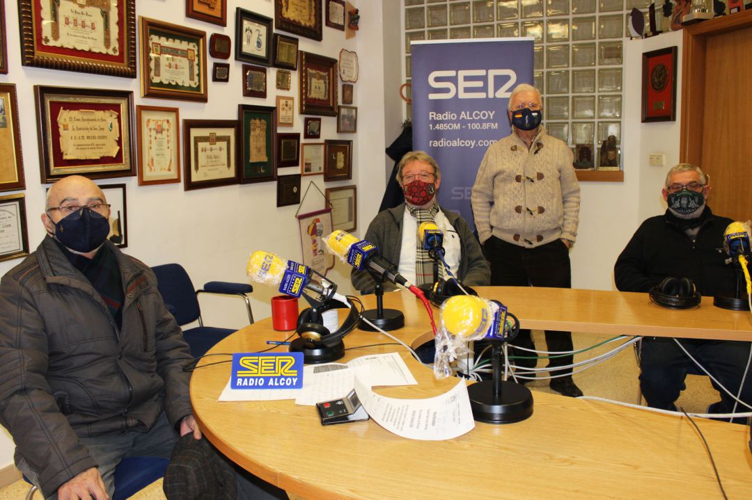 Rafael Tortosa, Rafael Aracil y Alfonso Moreno junto a Paco Aznar en los estudios de Radio Alcoy Rafael Tortosa, Rafael Aracil y Alfonso Moreno junto a Paco Aznar en los estudios de Radio Alcoy