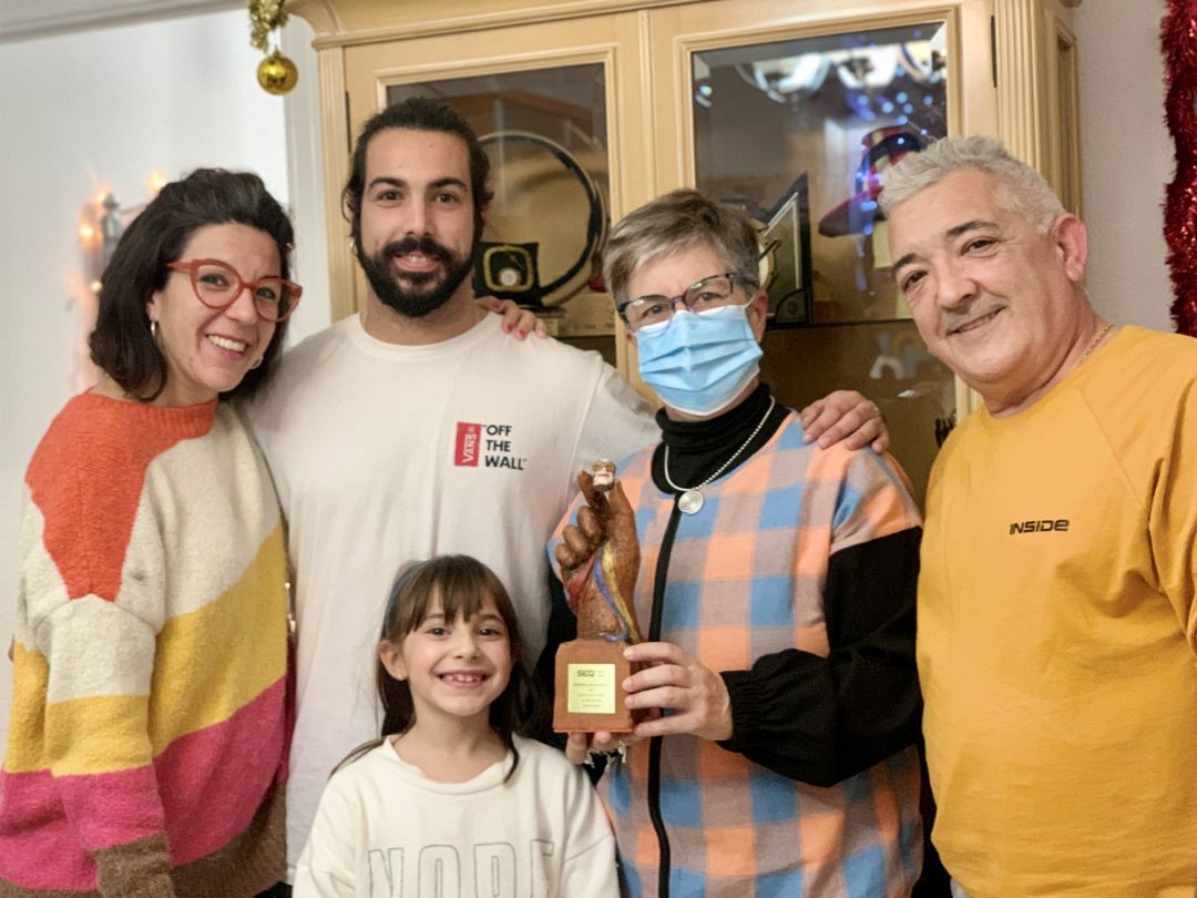 Encarna Higuera, con mascarilla, sostiene El Dedal Mágico, rodeada de su familia Encarna Higuera, con mascarilla, sostiene El Dedal Mágico, rodeada de su familia