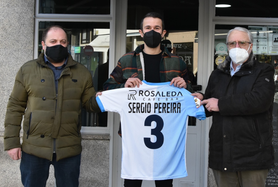 Sergio Pereira posa con la camiseta patrocinada por el café bar Rosaleda Sergio Pereira posa con la camiseta patrocinada por el café bar Rosaleda