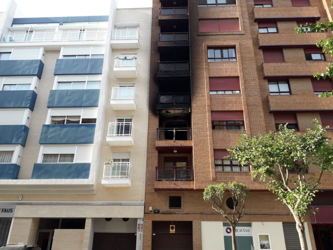 Incendio en una vivienda de la calle Ciutat de Barcelona de Gandia Incendio en una vivienda de la calle Ciutat de Barcelona de Gandia