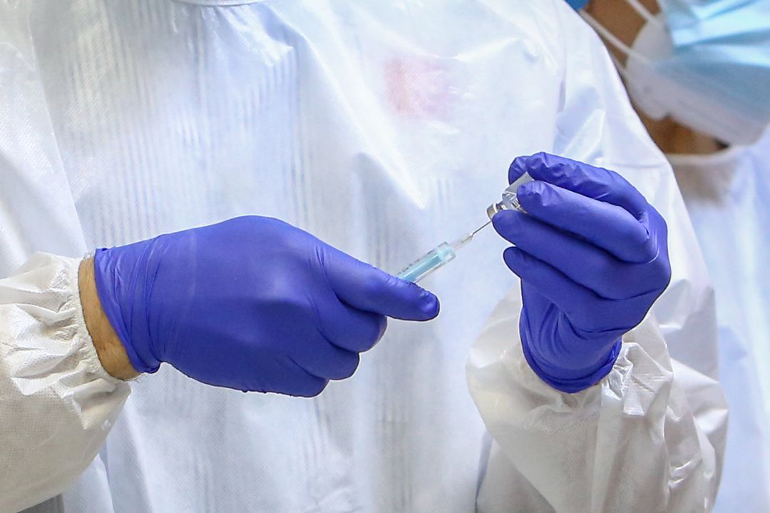Un sanitario inyecta la vacuna durante el primer día de vacunación contra la Covid-19 en España Un sanitario inyecta la vacuna durante el primer día de vacunación contra la Covid-19 en España