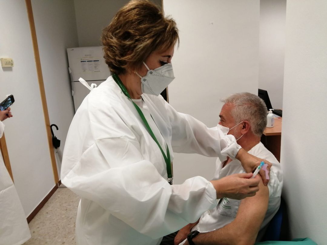 Vacunación contra la covid de personal sanitario en el hospital Virgen de las Nieves de Granada Vacunación contra la covid de personal sanitario en el hospital Virgen de las Nieves de Granada
