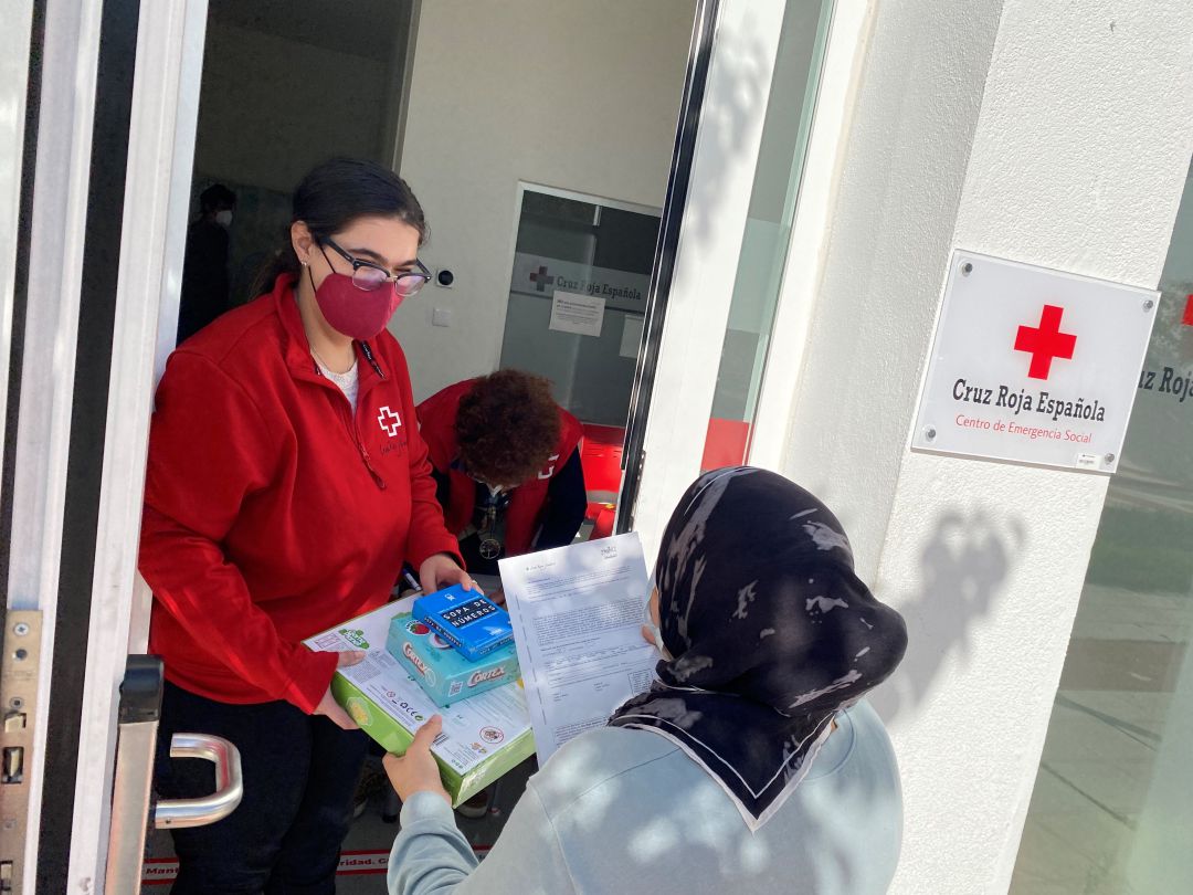 voluntarios que reparten juguetes voluntarios que reparten juguetes