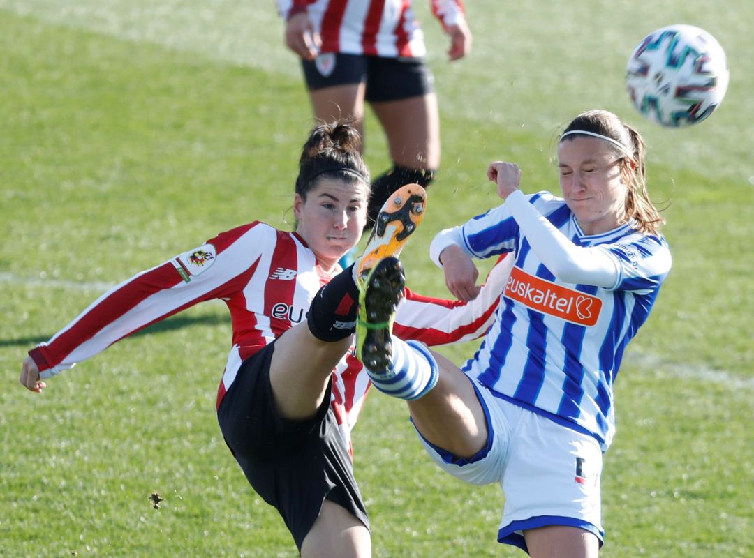 Gemma Gili disputa un balón con la rojiblanca Laura García Gemma Gili disputa un balón con la rojiblanca Laura García