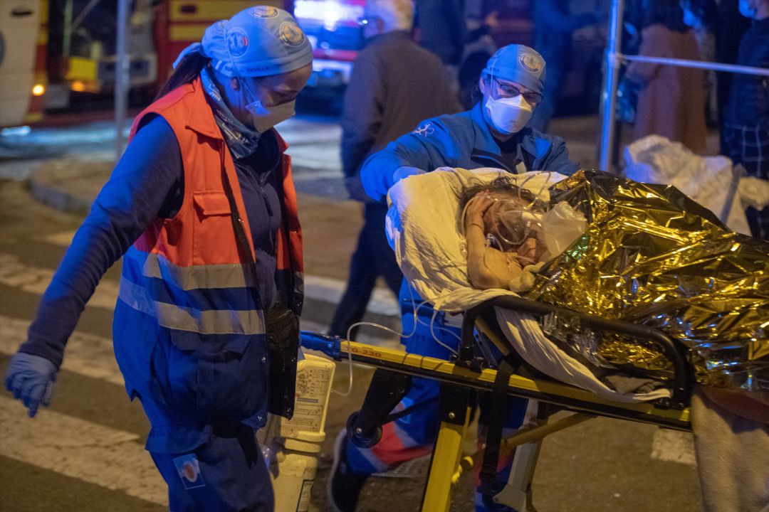 Ancianos menos graves son llevados en autobuses de línea a un polideportivo en el Incendio de una residencia de ancianos la noche de Reyes en Sevilla Ancianos menos graves son llevados en autobuses de línea a un polideportivo en el Incendio de una residencia de ancianos la noche de Reyes en Sevilla