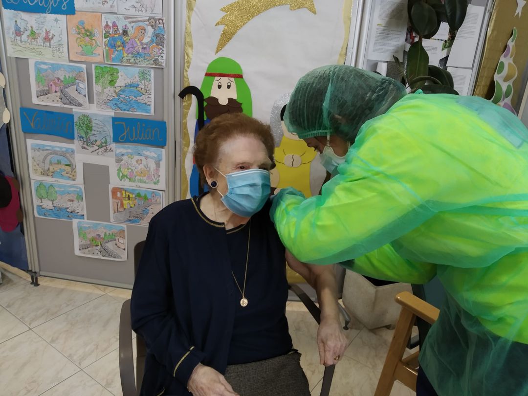 Primera residente vacunada Primera residente vacunada