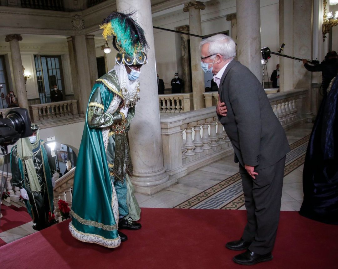 El alcalde de València, Joan Ribó, saluda a uno de los Reyes Magos a su llegada el martes al Ayuntamiento de València.
AYUNTAMIENTO DE VALÈNCIA
El alcalde de València, Joan Ribó, saluda a uno de los Reyes Magos a su llegada el martes al Ayuntamiento de València.
AYUNTAMIENTO DE VALÈNCIA