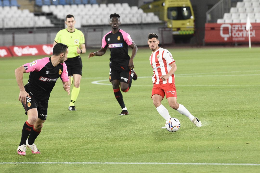Lucas Robertone está yendo a más con el Almería. Lucas Robertone está yendo a más con el Almería.