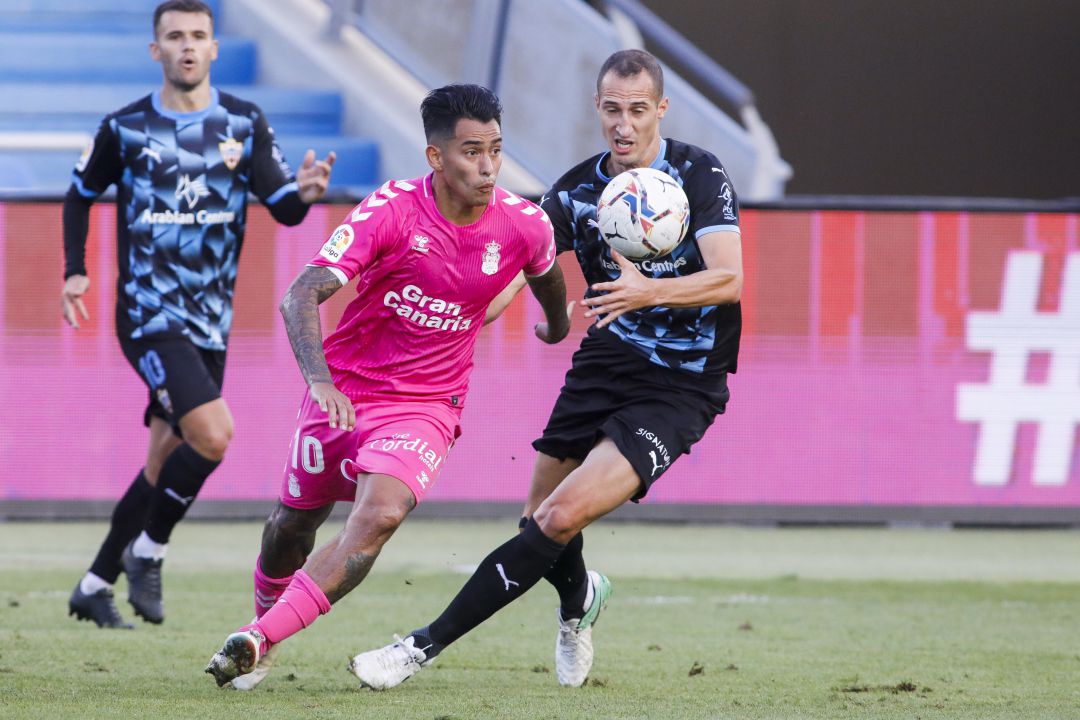 Petrovic con Araújo en el partido Las Palmas-Almería. Petrovic con Araújo en el partido Las Palmas-Almería.
