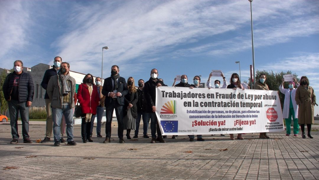 Trabajadores y alcaldes durante la protesta del pasado 17 de diciembre ante las puertas del Hospital Alto Guadalquivir de Andújar. Trabajadores y alcaldes durante la protesta del pasado 17 de diciembre ante las puertas del Hospital Alto Guadalquivir de Andújar.