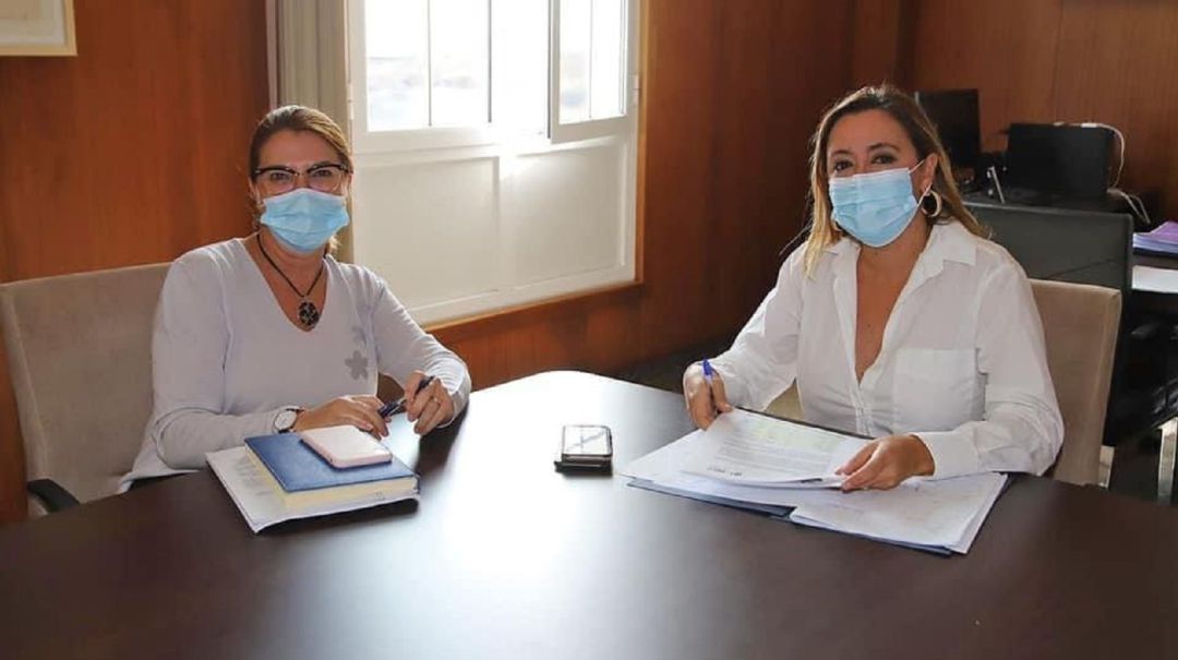 La presidenta del Cabildo de Lanzarote, María Dolores Corujo, y la consejera de Bienestar Social, Isabel Martín. La presidenta del Cabildo de Lanzarote, María Dolores Corujo, y la consejera de Bienestar Social, Isabel Martín.
