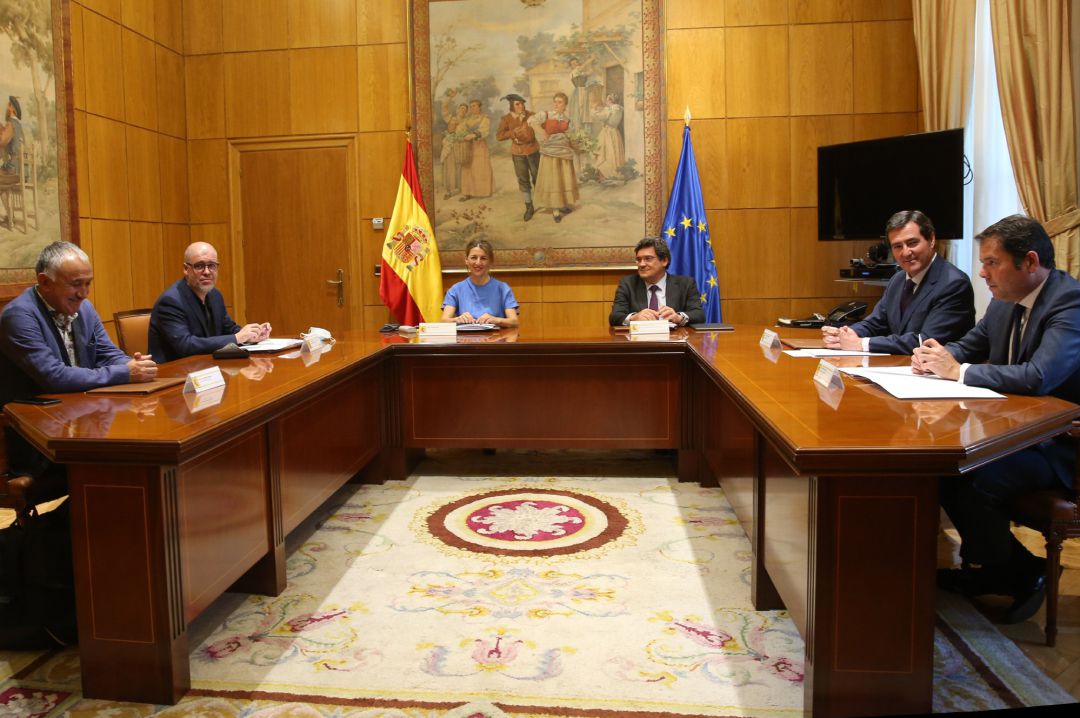 Los ministros de Trabajo y Seguridad Social, Yolanda Díaz y José Luis Escrivá, se reúnen con los secretarios generales de CCOO (Unai Sordo)y UGT (Pepe Álvarez) y con los presidente de CEOE (Antonio Garamendi) y Cepyme (Gerardo Cuerva). Los ministros de Trabajo y Seguridad Social, Yolanda Díaz y José Luis Escrivá, se reúnen con los secretarios generales de CCOO (Unai Sordo)y UGT (Pepe Álvarez) y con los presidente de CEOE (Antonio Garamendi) y Cepyme (Gerardo Cuerva).