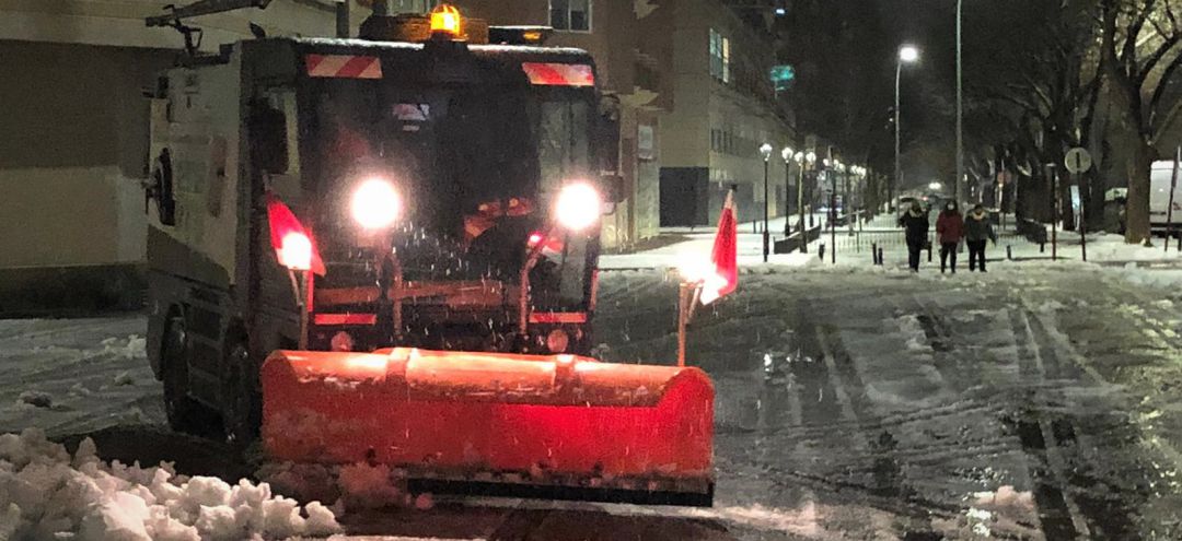 Una quitanieve limpia las calles de la ciudad Una quitanieve limpia las calles de la ciudad