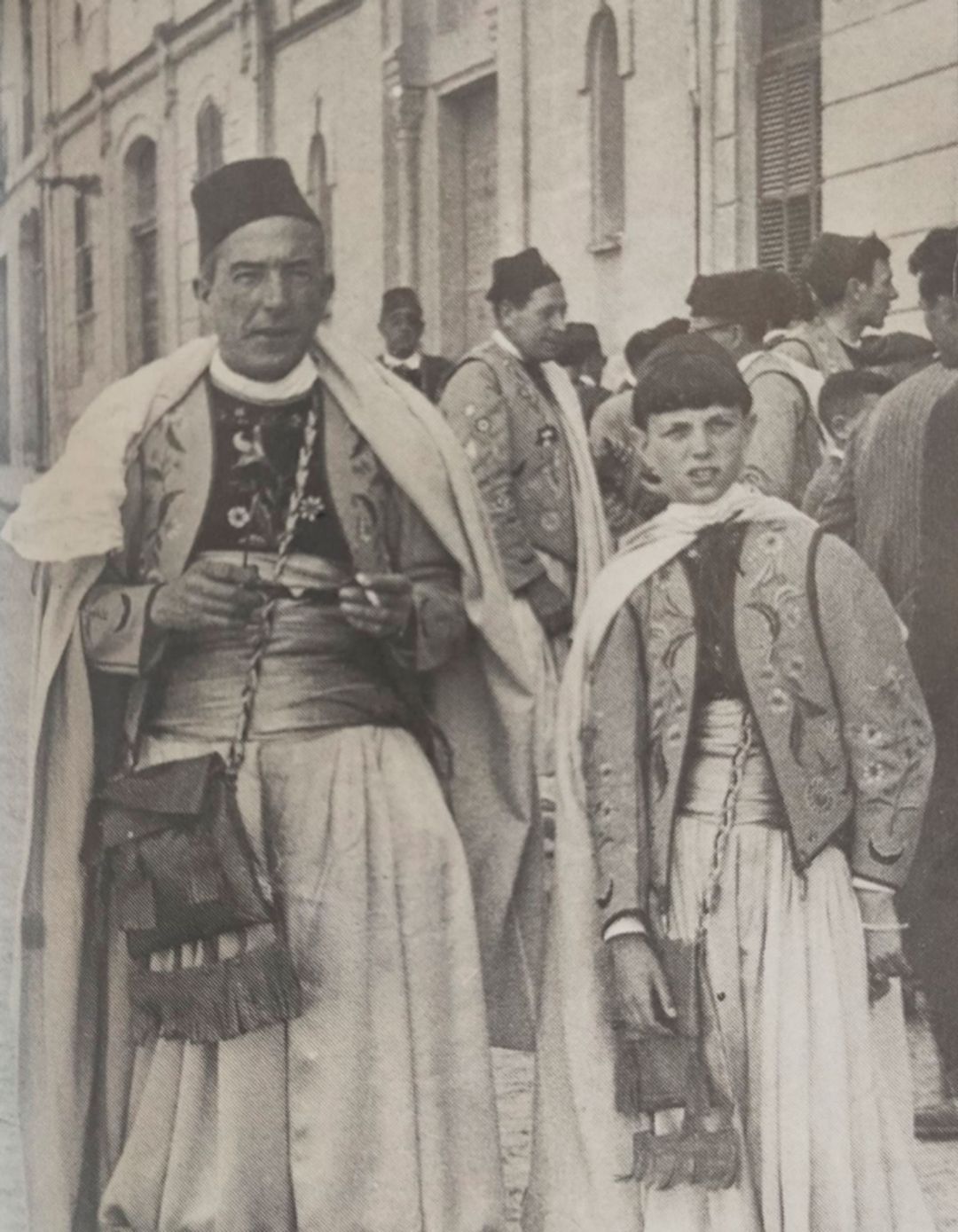 Imagen de Camilo Sesto de joven junto a su padre, vestidos de Judios, justo delante del lugar donde estará ubicado su museo en la calle Camí, 40 Imagen de Camilo Sesto de joven junto a su padre, vestidos de Judios, justo delante del lugar donde estará ubicado su museo en la calle Camí, 40
