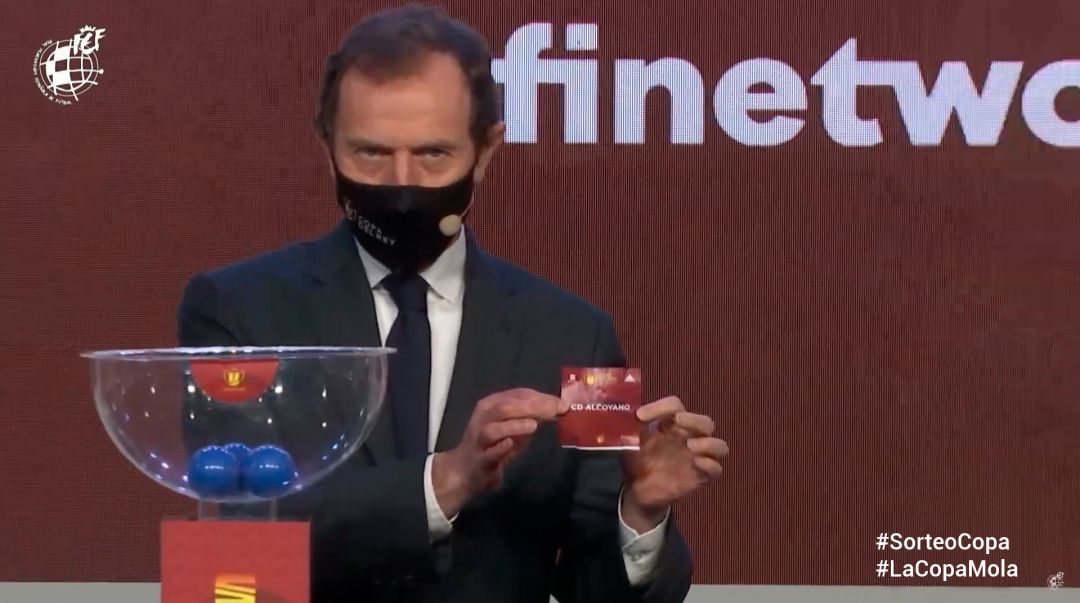 Emilio Butrageño muestra la papeleta con el nombre del CD Alcoyano Emilio Butrageño muestra la papeleta con el nombre del CD Alcoyano