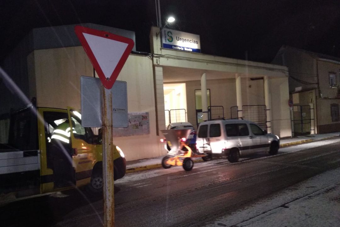 Efectivos repartiendo sal en las inmediaciones del centro de salud por la tormenta 'Filomena' Efectivos repartiendo sal en las inmediaciones del centro de salud por la tormenta 'Filomena'