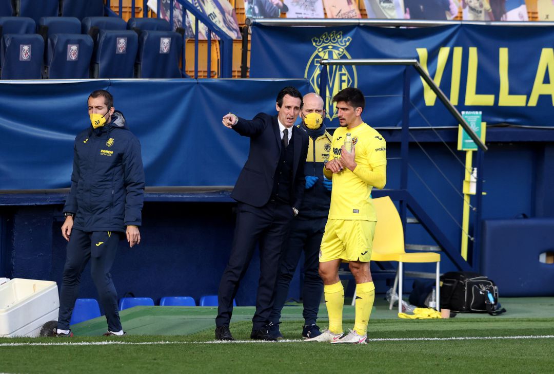 Unai Emery da instrucciones a Gerard Moreno durante el partido Unai Emery da instrucciones a Gerard Moreno durante el partido