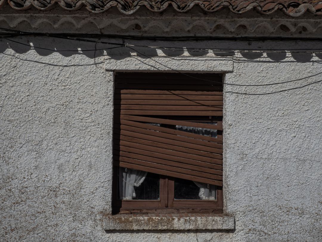 Ventana de una vivienda en un barrio humilde Ventana de una vivienda en un barrio humilde
