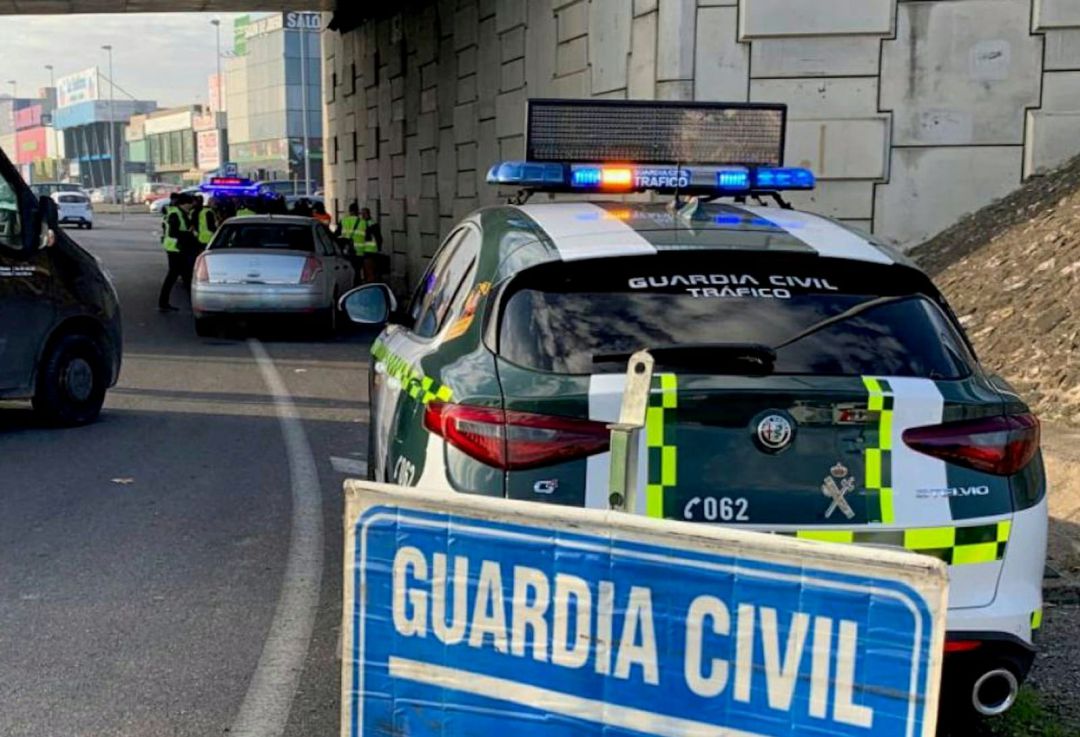 Control de la Guardia Civil de Tráfico en la Avenida de Cádiz, en Córdoba Control de la Guardia Civil de Tráfico en la Avenida de Cádiz, en Córdoba