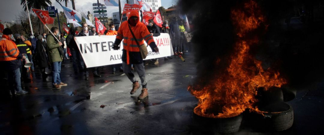 Más de un centenar de empleados de Alu Ibérica A Coruña han participado este sábado en una manifestación para reclamar la readmisión de una trabajadora Más de un centenar de empleados de Alu Ibérica A Coruña han participado este sábado en una manifestación para reclamar la readmisión de una trabajadora