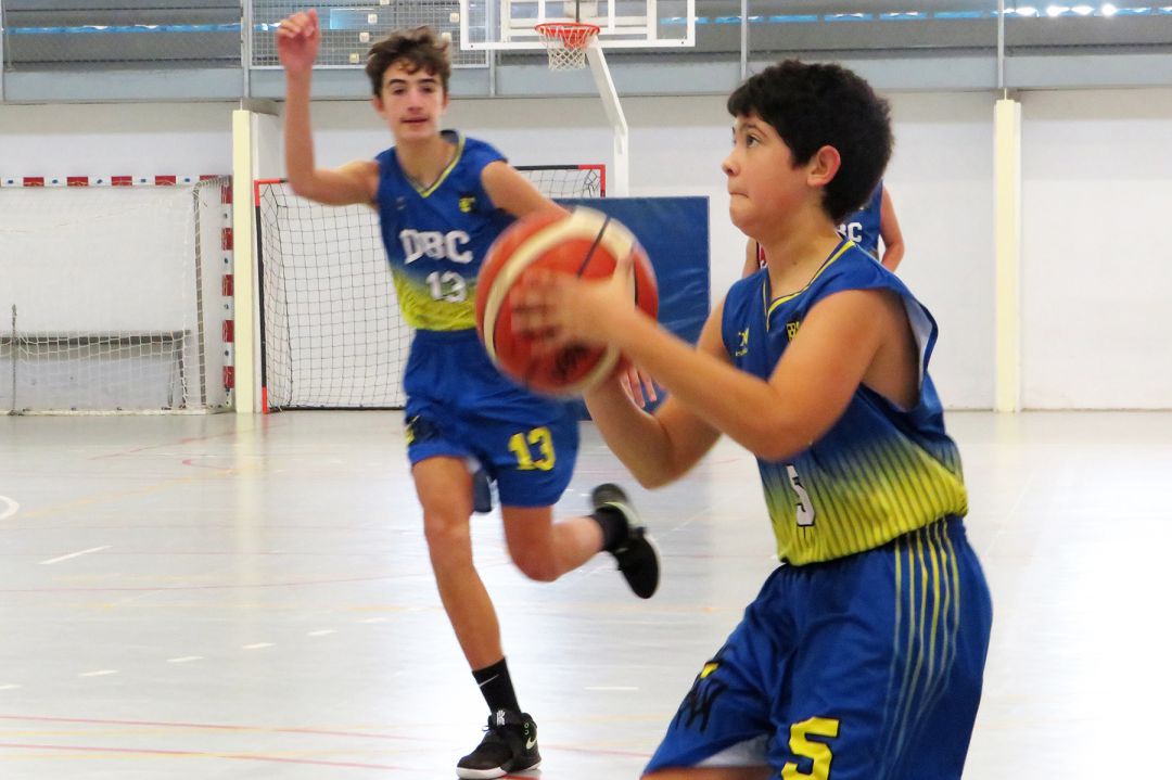 Jugador lanzando al aro. Jugador lanzando al aro.