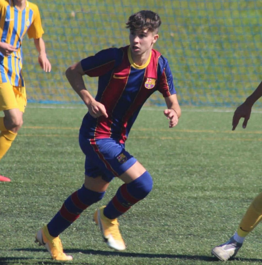 Hugo Alba sigue forjando su carrera futbolística en el F. C. Barcelona Hugo Alba sigue forjando su carrera futbolística en el F. C. Barcelona