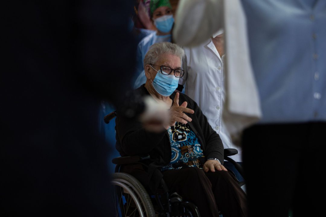 Josefa Pérez de 89 años es la primera mujer en vacunarse en Cataluña, durante el primer día de vacunación en España contra la Covid-19, Josefa Pérez de 89 años es la primera mujer en vacunarse en Cataluña, durante el primer día de vacunación en España contra la Covid-19,
